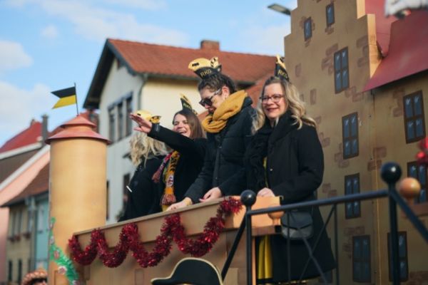 mittel-2026-02-15-rkg-karnevalsumzug-01-0805708595f-45e9-ff98-302b-0d7f58117f69FE3214F4-EC03-6761-932B-2781ECC1F39E.jpeg