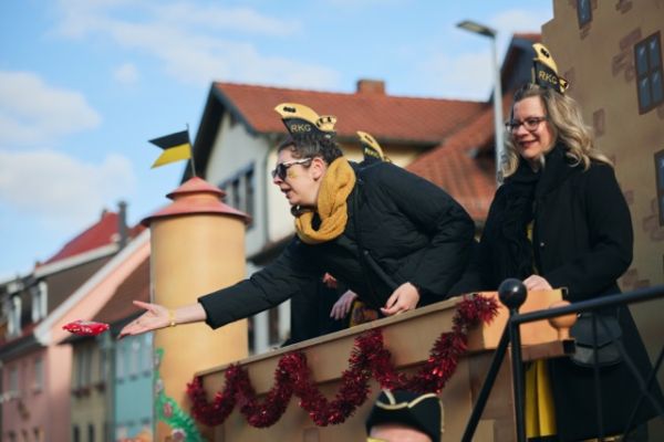 mittel-2026-02-15-rkg-karnevalsumzug-01-0817d8e2512-b34c-2e33-e19a-a2e3dee6c800E14F43AA-564F-748E-07B4-DE2C19D9141D.jpeg