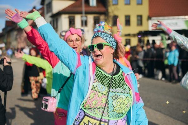 mittel-2026-02-15-rkg-karnevalsumzug-01-274ea0d6aa1-3b3b-4bf3-99f3-20aa791378a0C11AA617-92C9-8502-1B36-EABF1DBBB248.jpeg