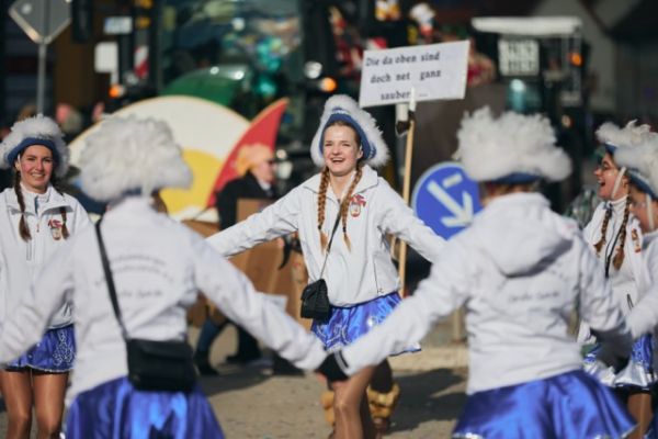 mittel-2026-02-15-rkg-karnevalsumzug-01-279B1C2D52A-56E5-BBAF-A4EB-88B78A36DC1B.jpeg